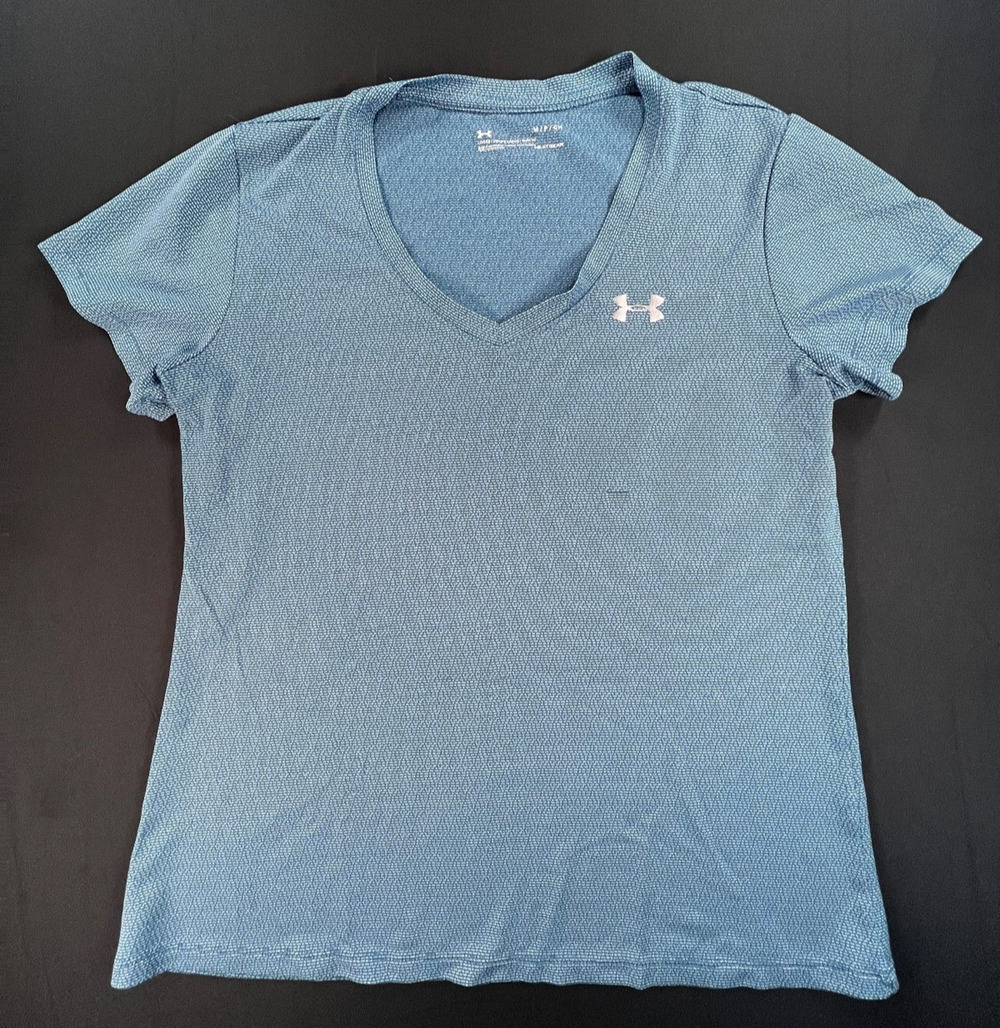 Under Armour Loose Fit HeatGear Short Sleeve Blue V Neck Shirt (size Small)